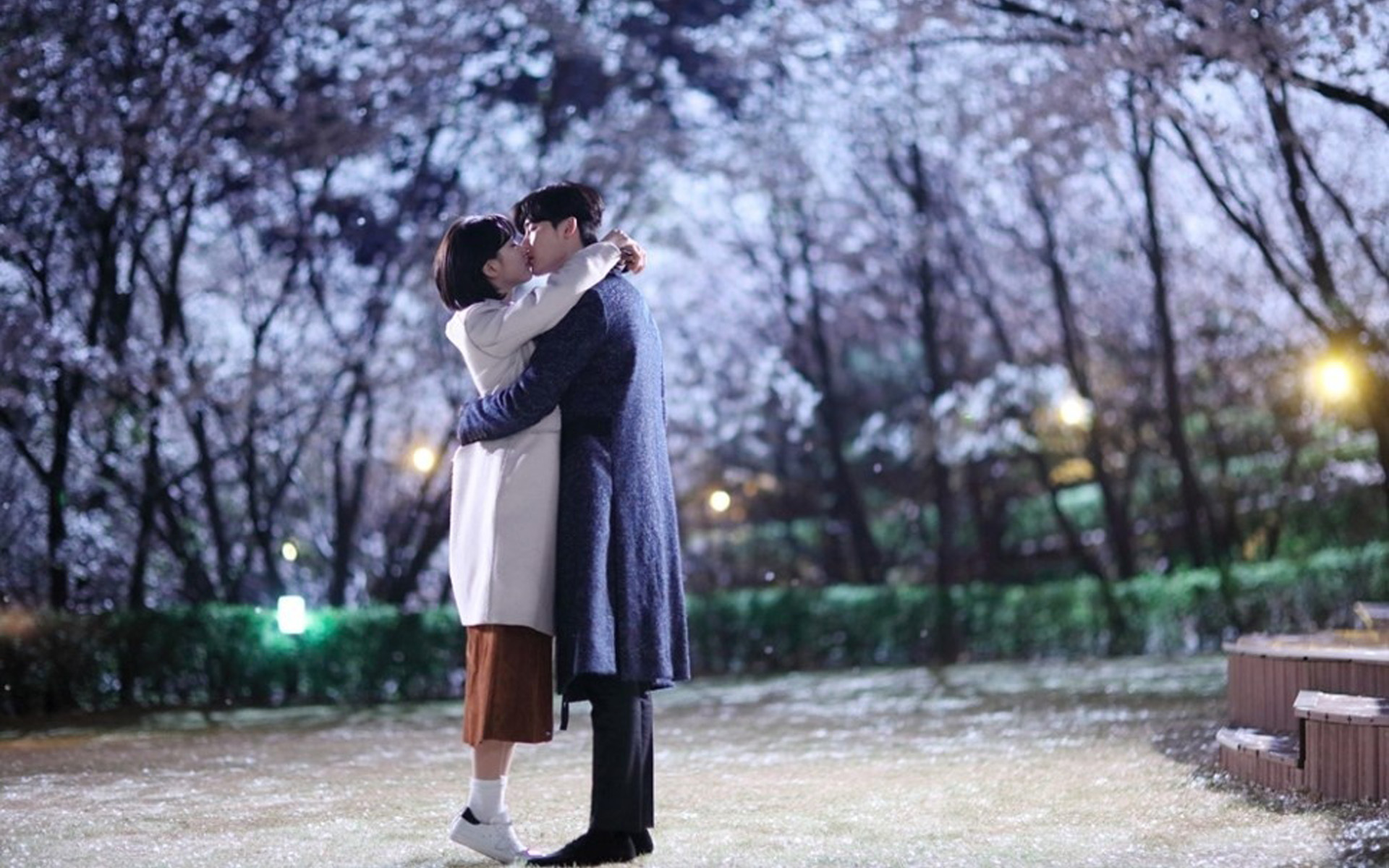 Những nụ hôn của Lee Jong Suk đa phần đều mang tới cho khán giả cảm xúc rất mạnh mẽ
