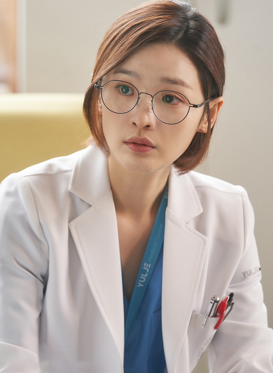 à “bóng hồng” duy nhất trong nhóm “F5” bác sĩ, bác sĩ khoa thần kinh Chae Song Hwa gây ấn tượng với vẻ ngoài lạc quan