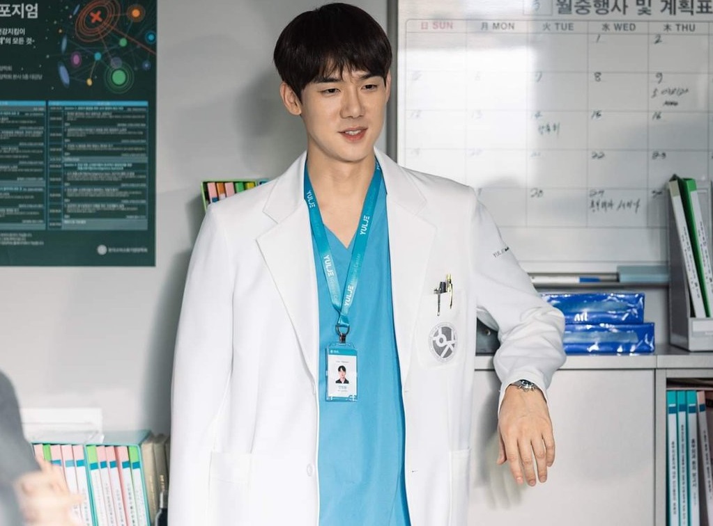 Jeong Won là bác sĩ khoa nhi rất tận tâm