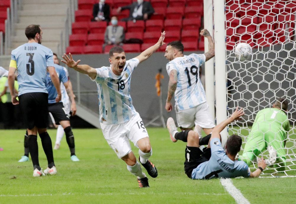 Tuyển Argentina thắng tối thiểu Paraguay để lên đầu bảng Copa America 2021